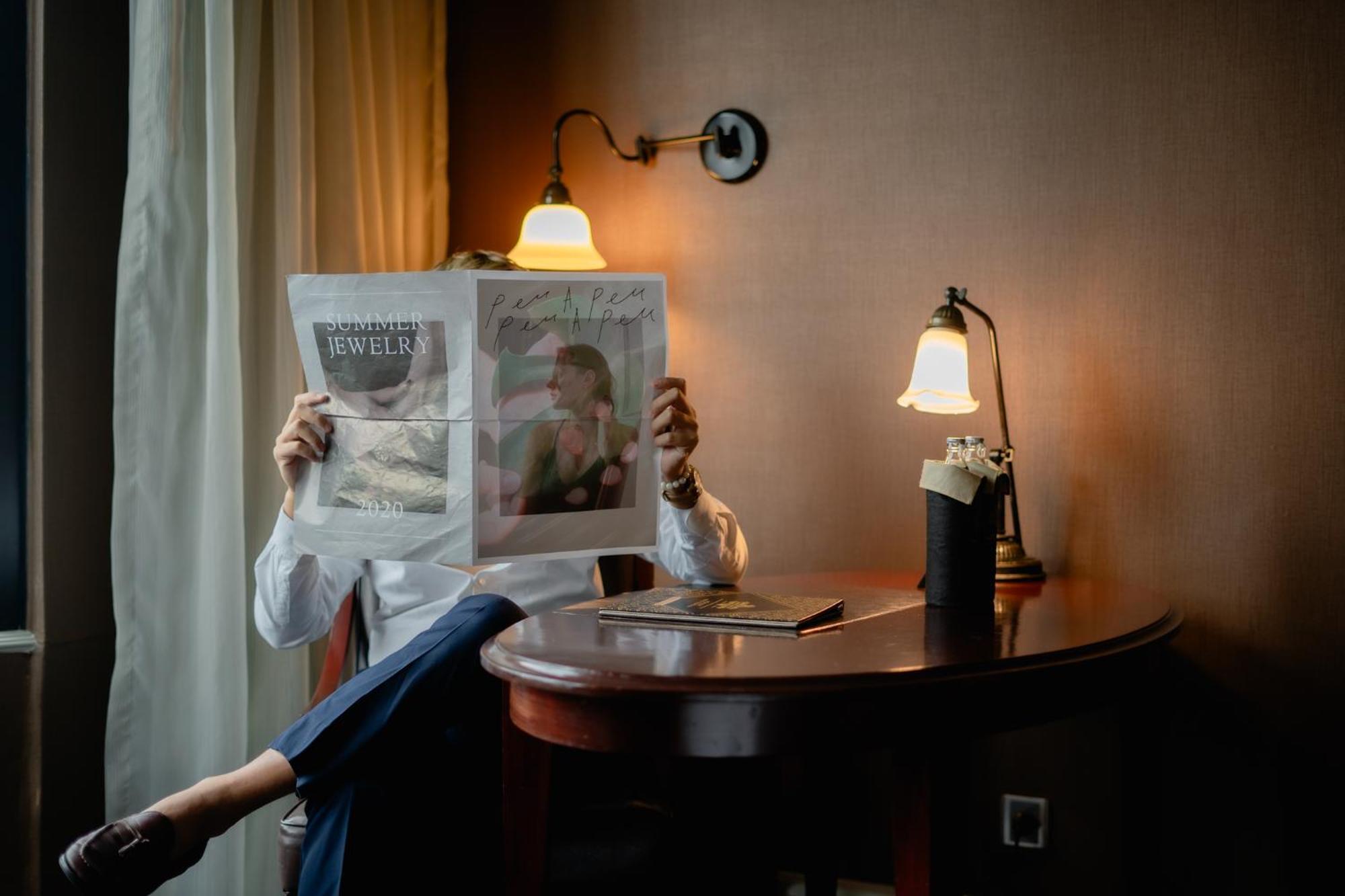 Hotel Muse Bangkok, Autograph Collection Esterno foto A woman reading a newspaper