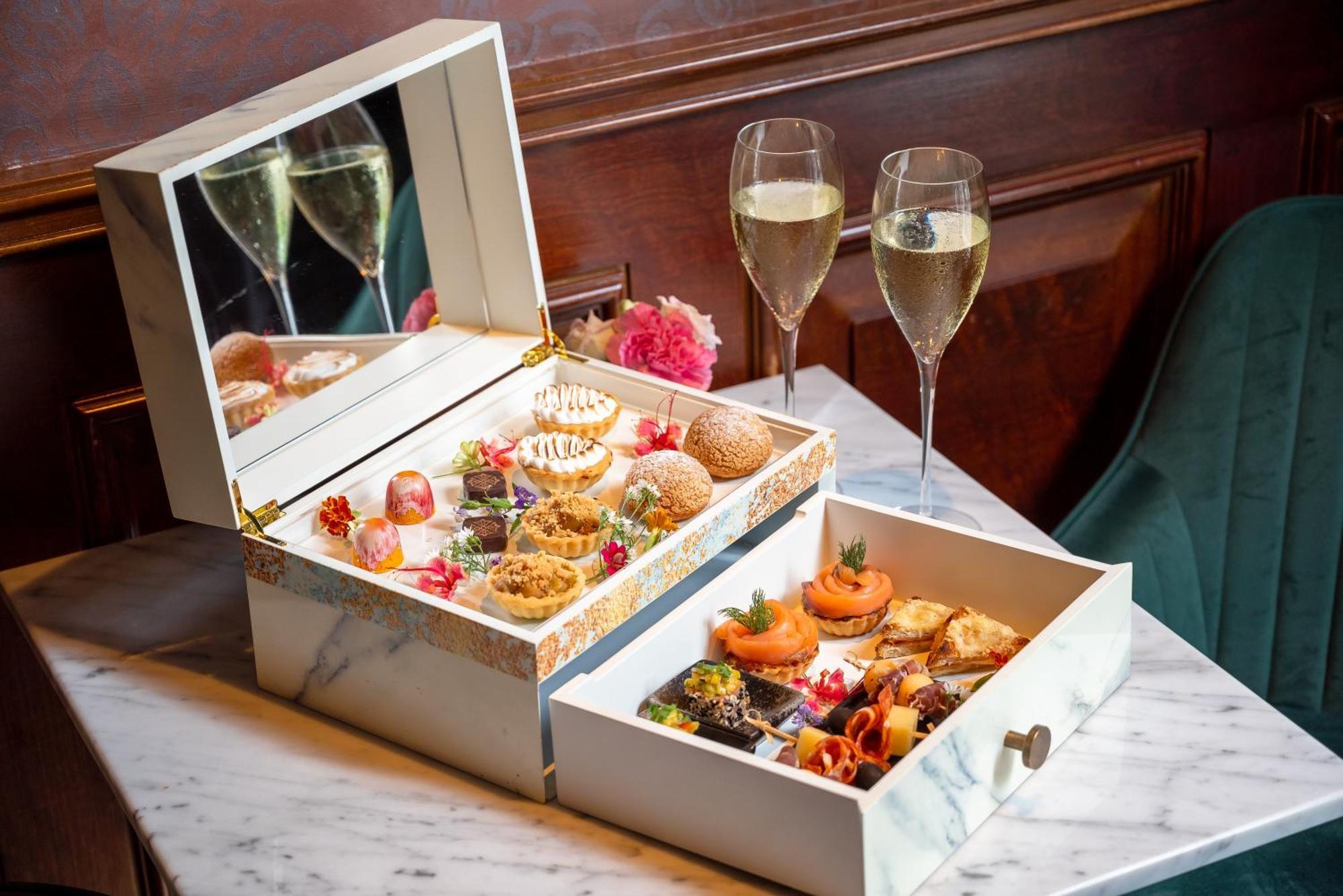 Hotel Muse Bangkok, Autograph Collection Esterno foto Afternoon tea at the Ritz