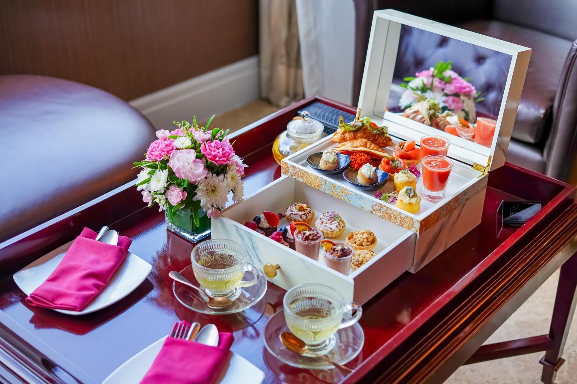 Hotel Muse Bangkok, Autograph Collection Esterno foto A room service tray