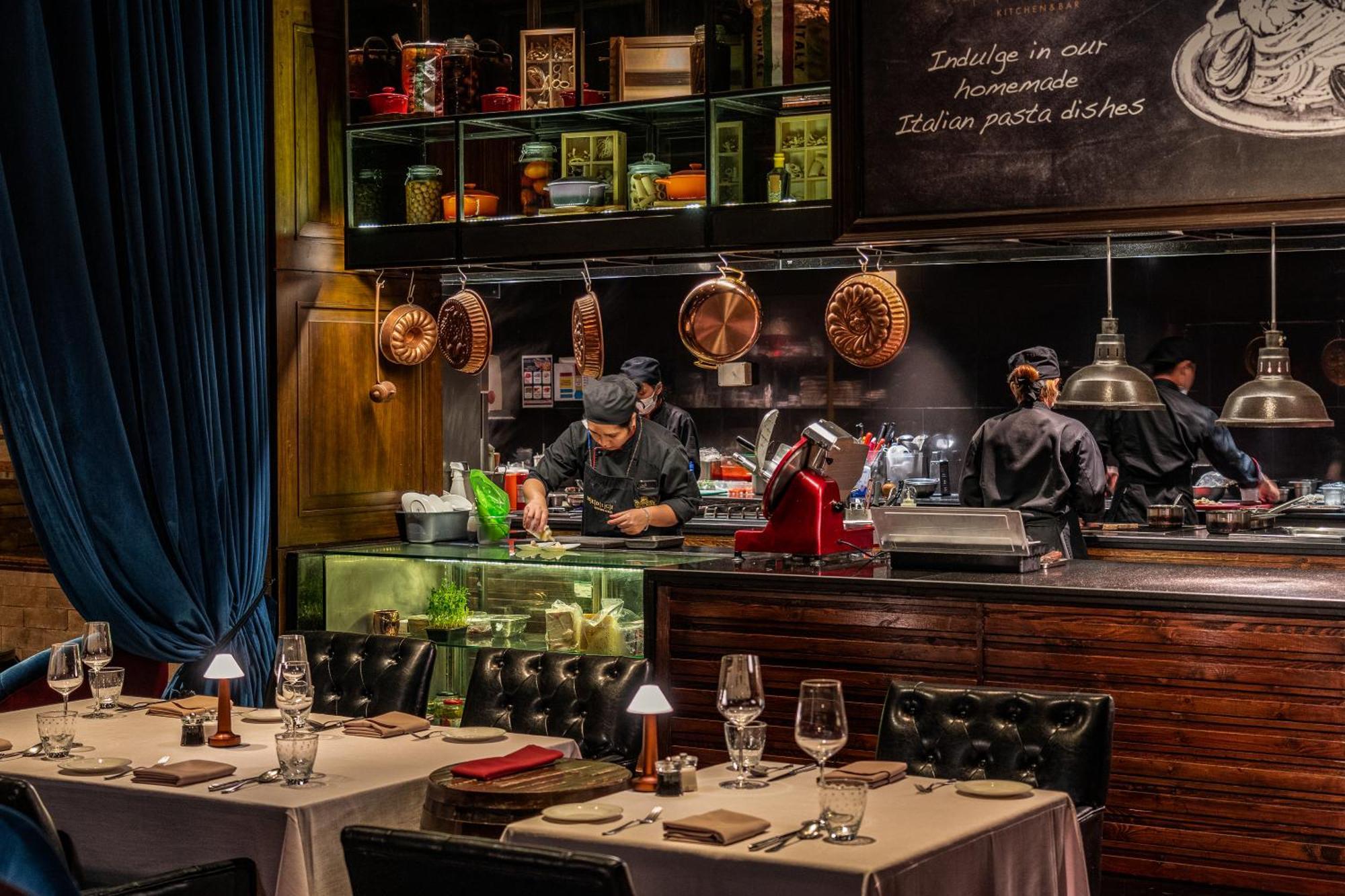 Hotel Muse Bangkok, Autograph Collection Esterno foto The open kitchen at the restaurant