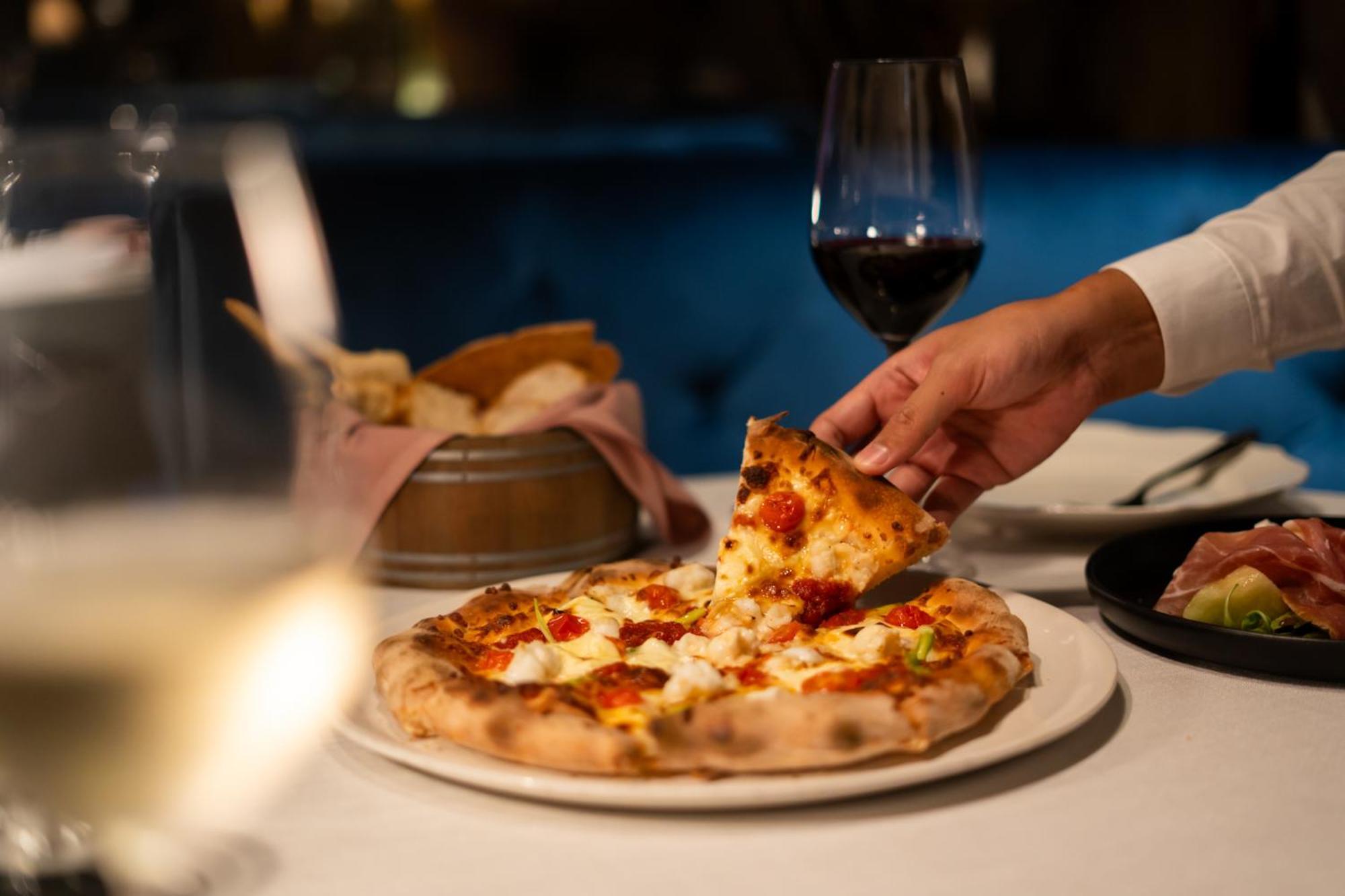 Hotel Muse Bangkok, Autograph Collection Esterno foto Pizza at the restaurant
